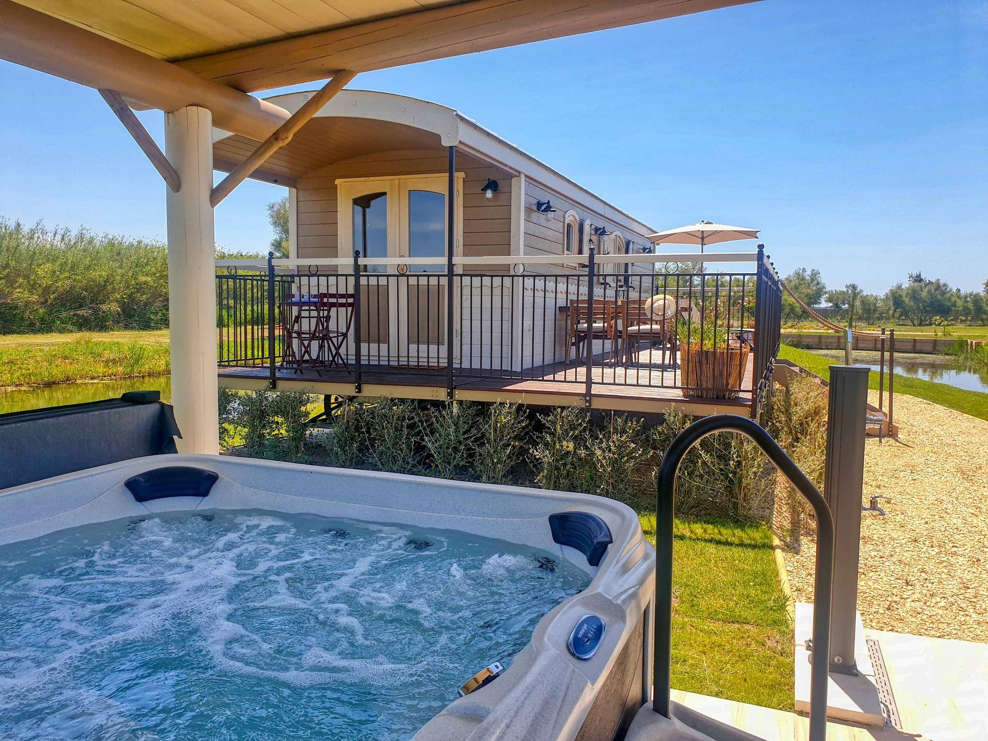 vue sur le jacuzzi privée du mas d'hysope