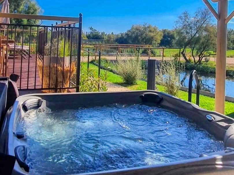 vue sur le jacuzzi au mas d'hysope